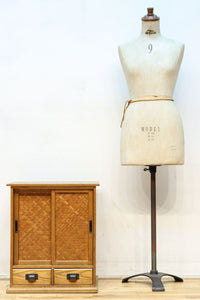 極上全面タモ材‼ 木地色の優しい風合いをした網代戸の小箪笥　BB3122