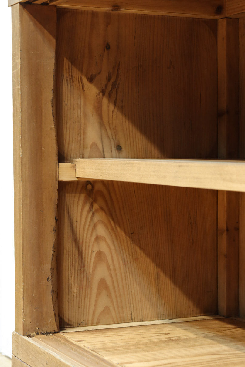 ゆらゆらガラスが引き立つ上品な佇まいをした三段重ねのレトロガラスケース　BB3123