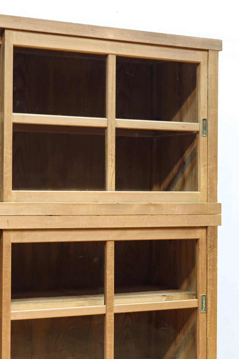 ゆらゆらガラスが引き立つ上品な佇まいをした三段重ねのレトロガラスケース　BB3123