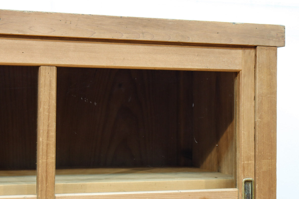 ゆらゆらガラスが引き立つ上品な佇まいをした三段重ねのレトロガラスケース　BB3123