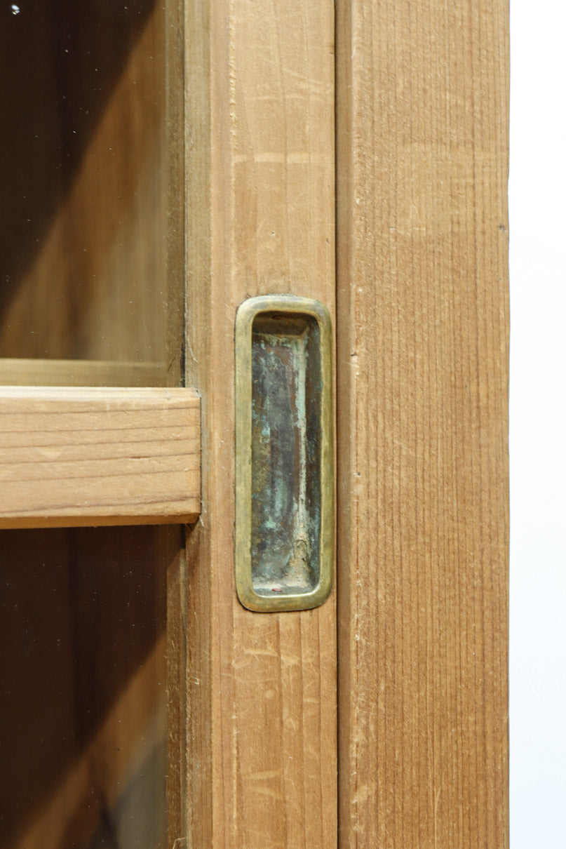 ゆらゆらガラスが引き立つ上品な佇まいをした三段重ねのレトロガラスケース　BB3123