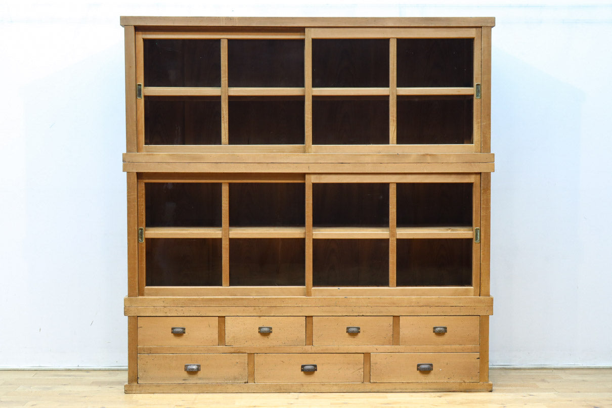 ゆらゆらガラスが引き立つ上品な佇まいをした三段重ねのレトロガラスケース　BB3123