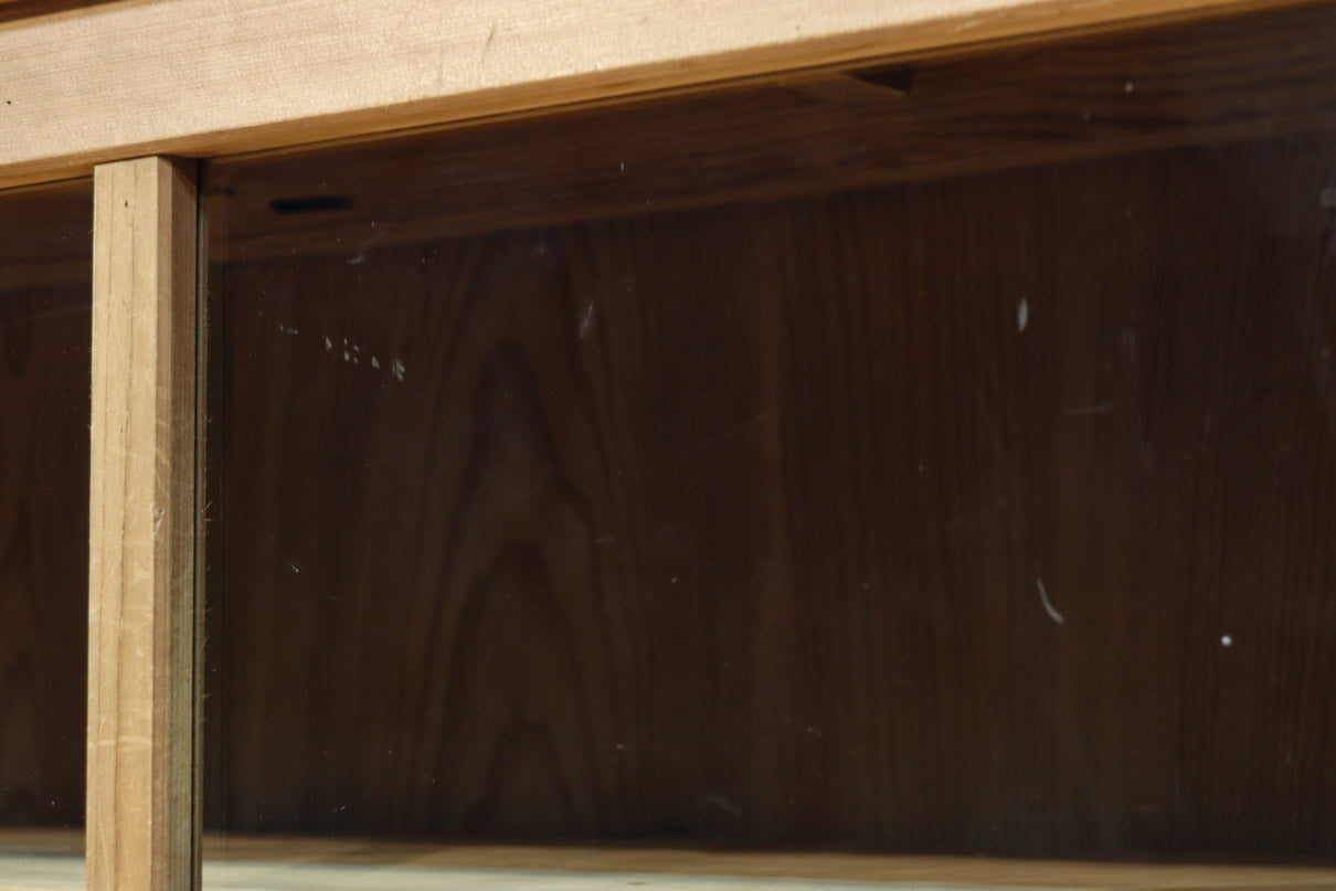 ゆらゆらガラスが引き立つ上品な佇まいをした三段重ねのレトロガラスケース　BB3123