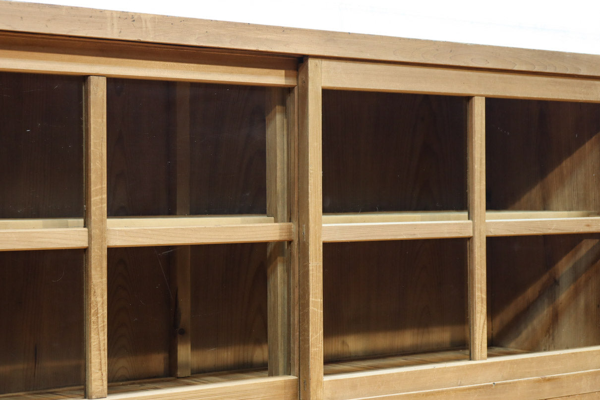 ゆらゆらガラスが引き立つ上品な佇まいをした三段重ねのレトロガラスケース　BB3123