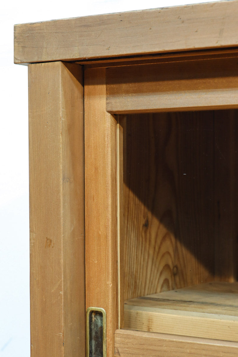 ゆらゆらガラスが引き立つ上品な佇まいをした三段重ねのレトロガラスケース　BB3123