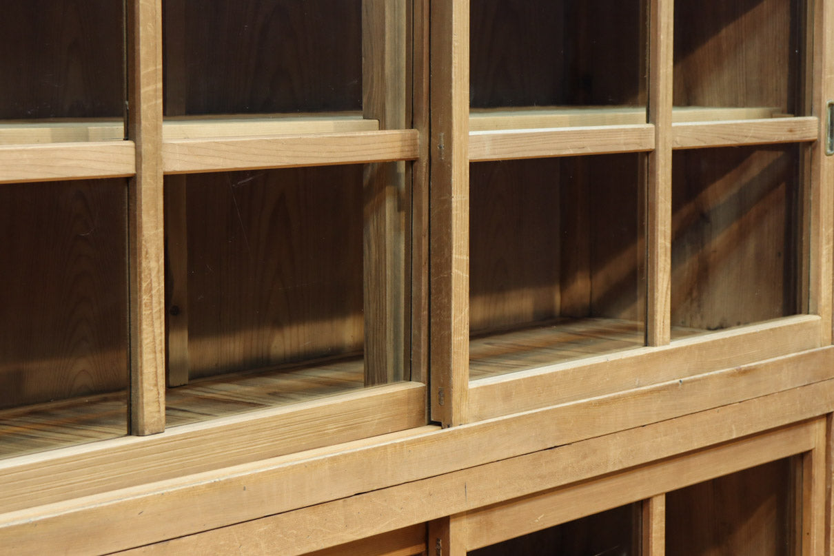 ゆらゆらガラスが引き立つ上品な佇まいをした三段重ねのレトロガラス