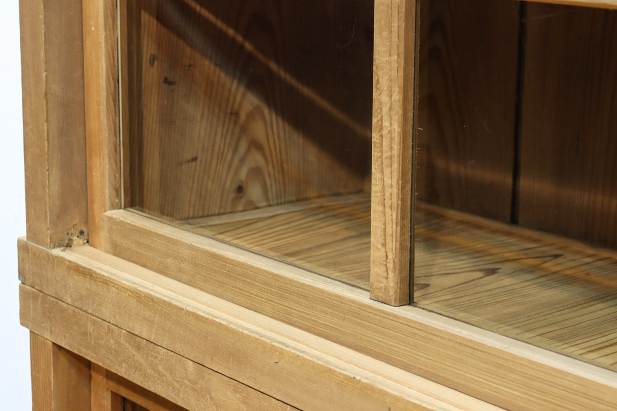 ゆらゆらガラスが引き立つ上品な佇まいをした三段重ねのレトロガラスケース　BB3123