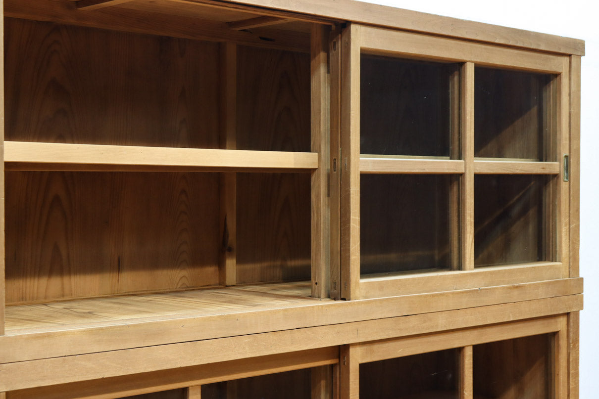 ゆらゆらガラスが引き立つ上品な佇まいをした三段重ねのレトロガラスケース　BB3123