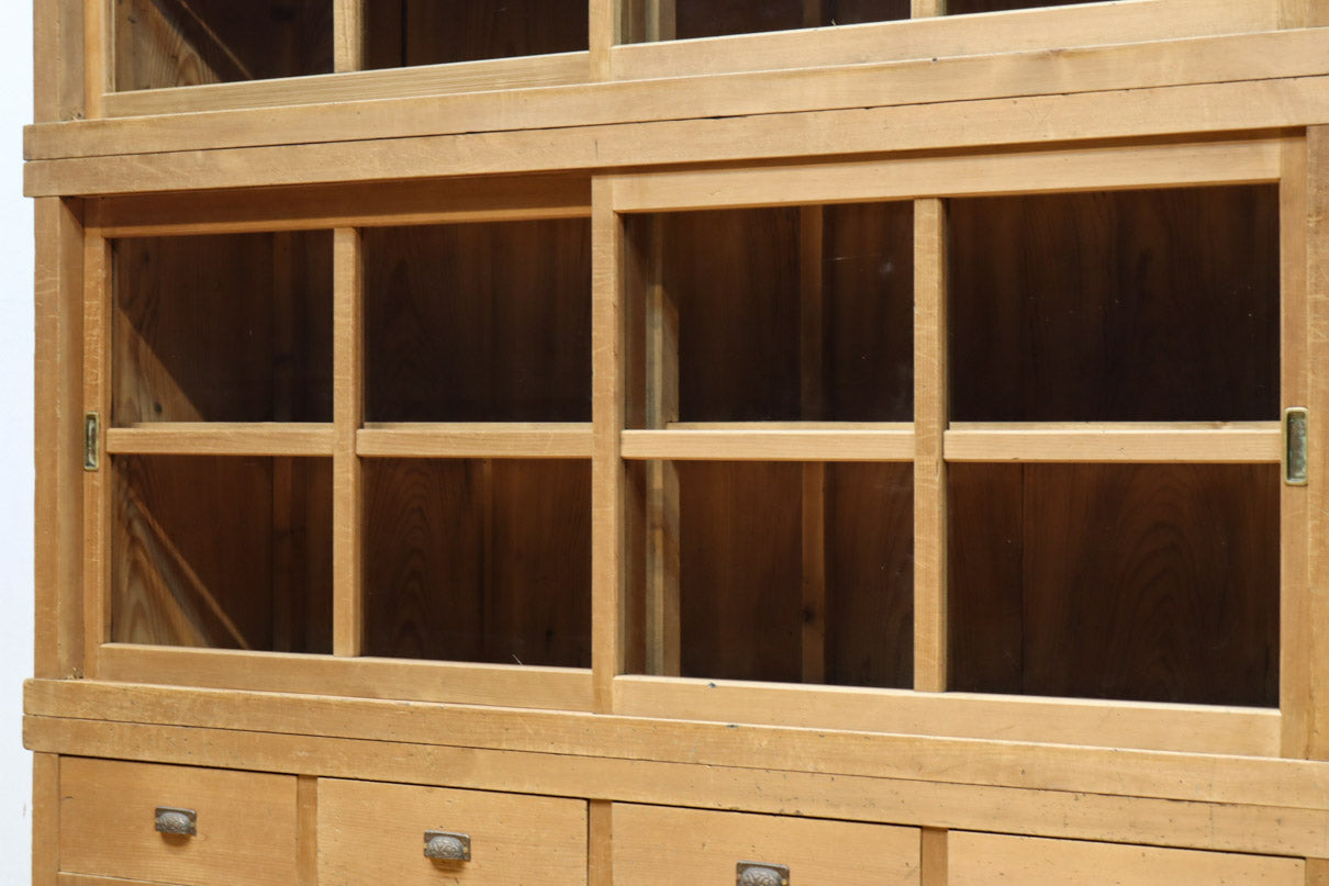 ゆらゆらガラスが引き立つ上品な佇まいをした三段重ねのレトロガラスケース　BB3123