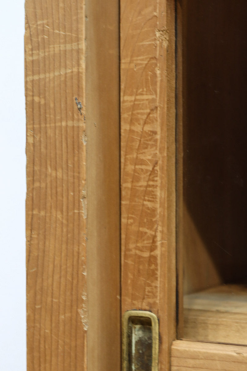 ゆらゆらガラスが引き立つ上品な佇まいをした三段重ねのレトロガラスケース　BB3123