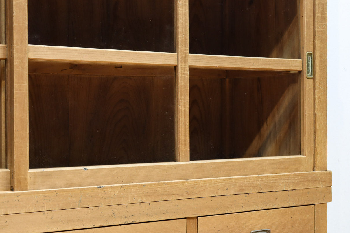 ゆらゆらガラスが引き立つ上品な佇まいをした三段重ねのレトロガラスケース　BB3123