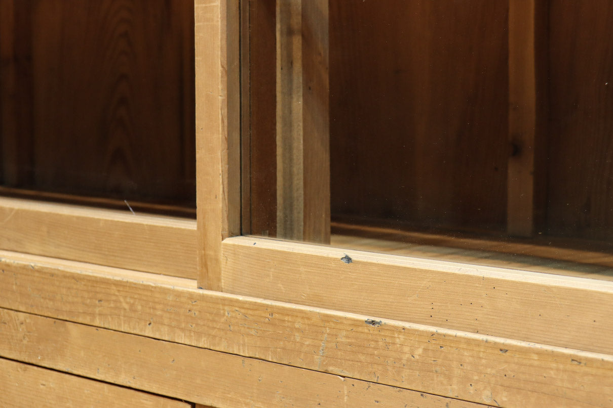 ゆらゆらガラスが引き立つ上品な佇まいをした三段重ねのレトロガラスケース　BB3123