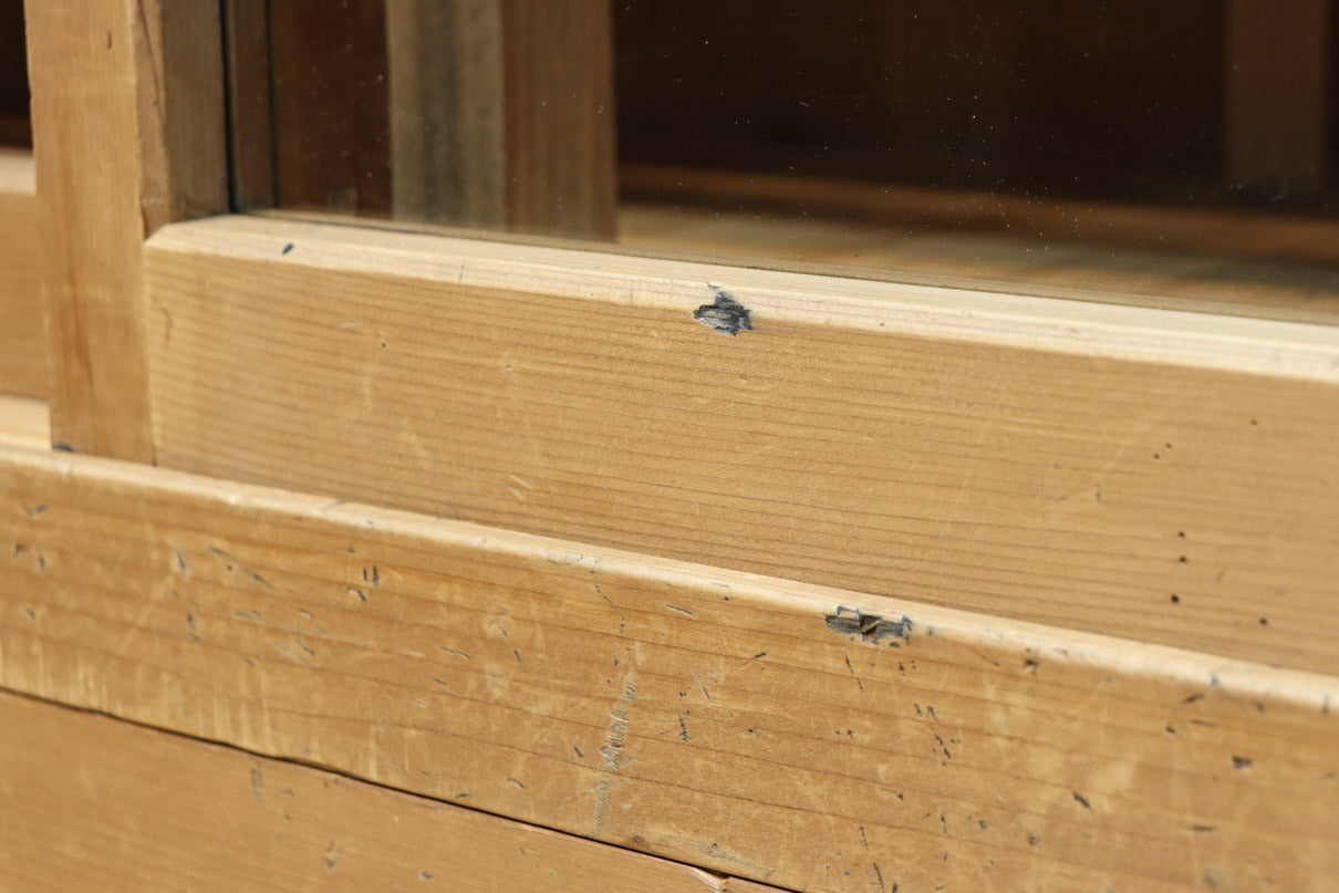 ゆらゆらガラスが引き立つ上品な佇まいをした三段重ねのレトロガラスケース　BB3123