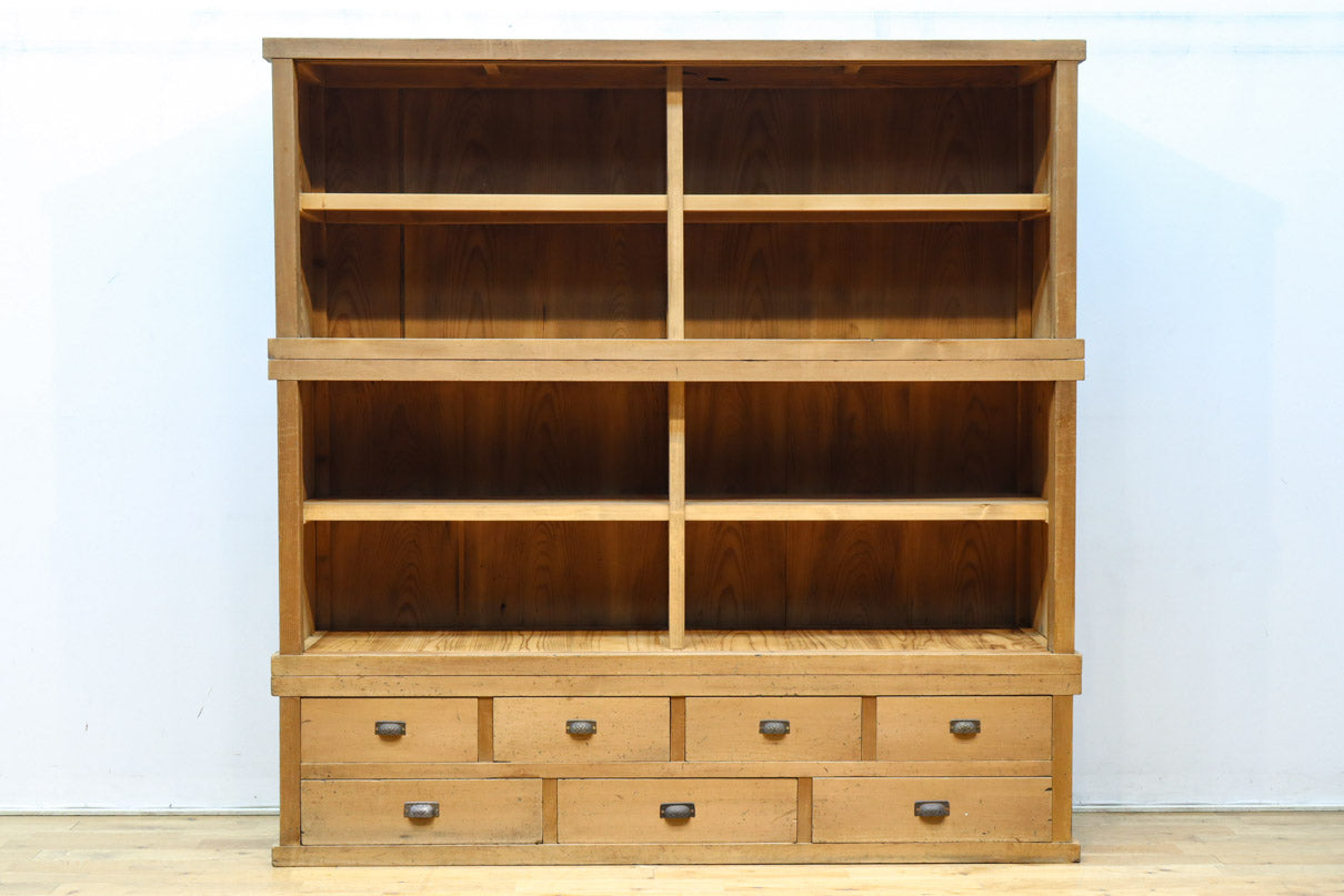 ゆらゆらガラスが引き立つ上品な佇まいをした三段重ねのレトロガラス