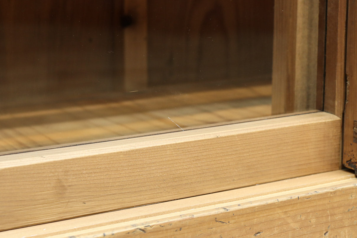 ゆらゆらガラスが引き立つ上品な佇まいをした三段重ねのレトロガラスケース　BB3123