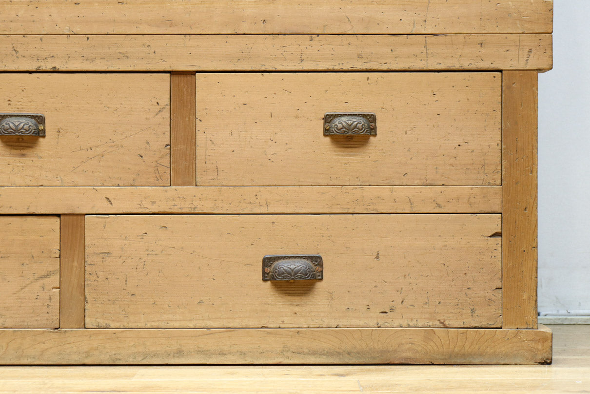 ゆらゆらガラスが引き立つ上品な佇まいをした三段重ねのレトロガラスケース　BB3123