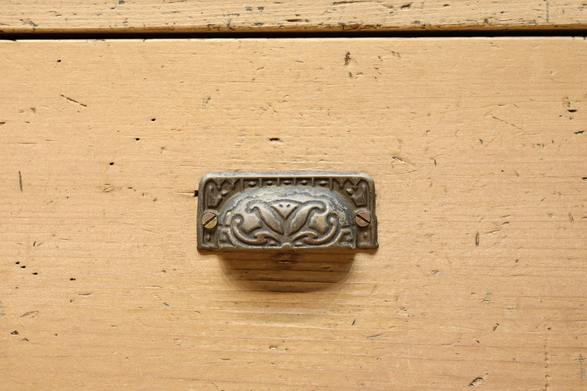 ゆらゆらガラスが引き立つ上品な佇まいをした三段重ねのレトロガラスケース　BB3123