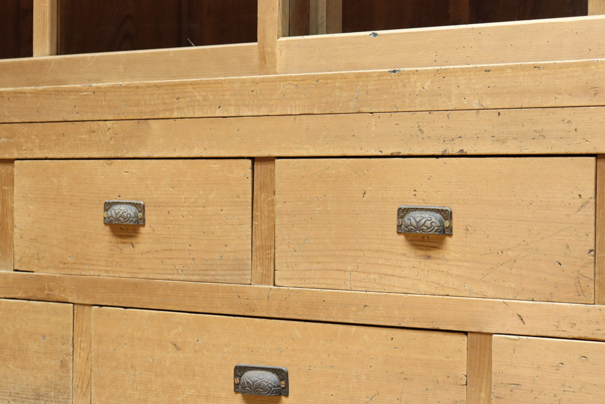 ゆらゆらガラスが引き立つ上品な佇まいをした三段重ねのレトロガラスケース　BB3123