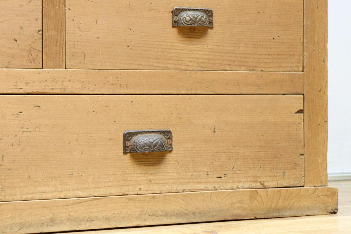 ゆらゆらガラスが引き立つ上品な佇まいをした三段重ねのレトロガラスケース　BB3123