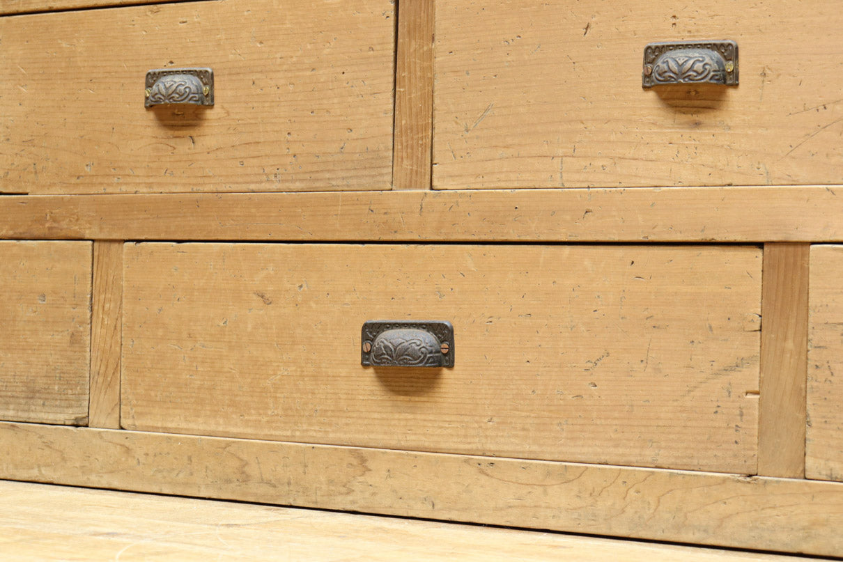 ゆらゆらガラスが引き立つ上品な佇まいをした三段重ねのレトロガラスケース　BB3123