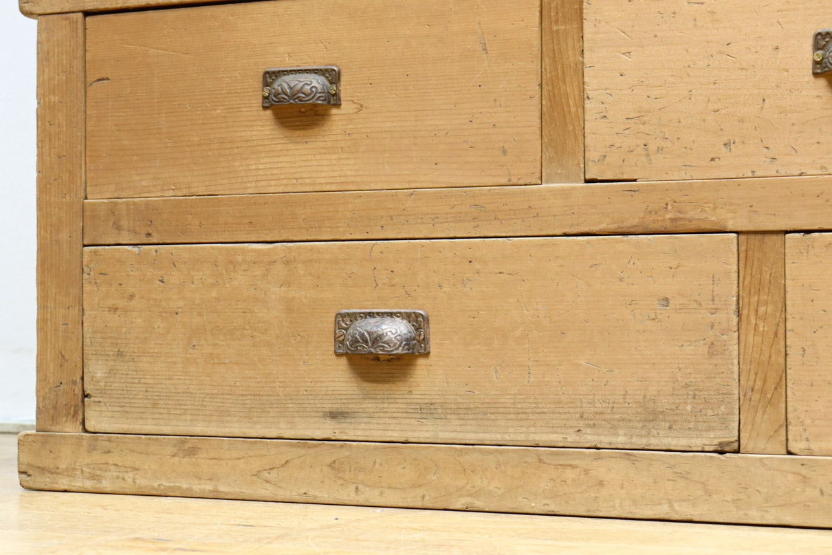 ゆらゆらガラスが引き立つ上品な佇まいをした三段重ねのレトロガラスケース　BB3123