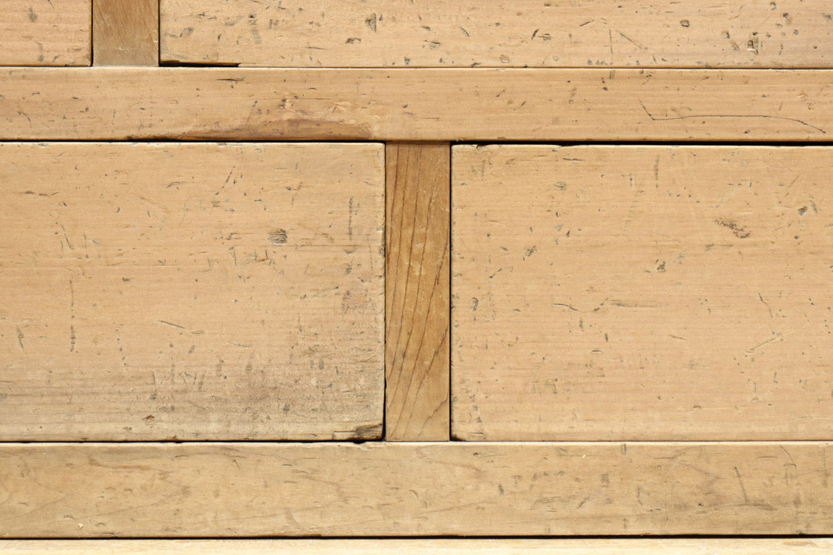 ゆらゆらガラスが引き立つ上品な佇まいをした三段重ねのレトロガラスケース　BB3123