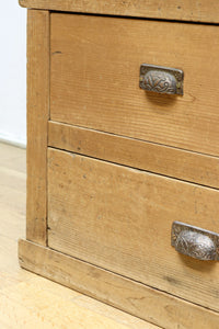 ゆらゆらガラスが引き立つ上品な佇まいをした三段重ねのレトロガラスケース　BB3123