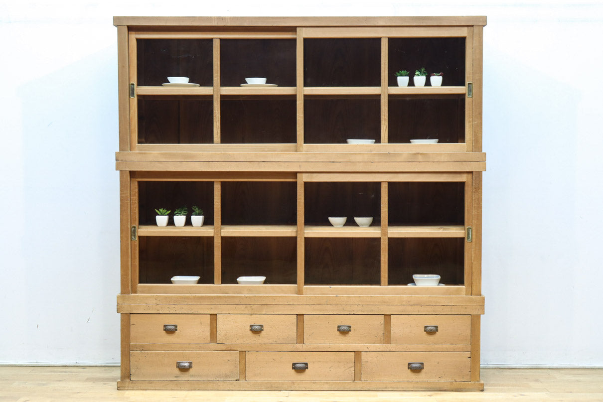 ゆらゆらガラスが引き立つ上品な佇まいをした三段重ねのレトロガラスケース　BB3123