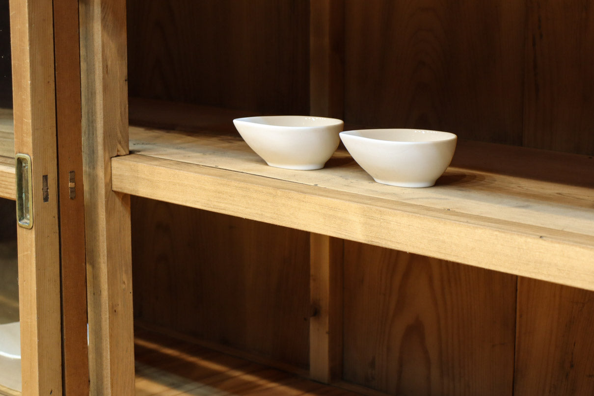 ゆらゆらガラスが引き立つ上品な佇まいをした三段重ねのレトロガラスケース　BB3123