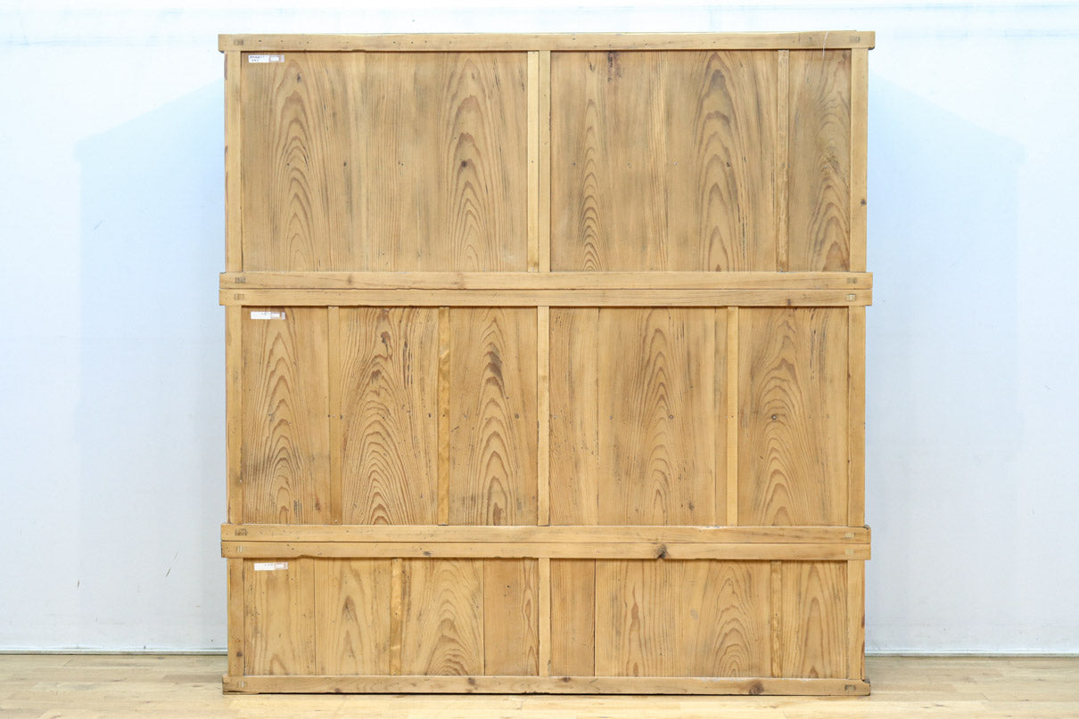 ゆらゆらガラスが引き立つ上品な佇まいをした三段重ねのレトロガラスケース　BB3123