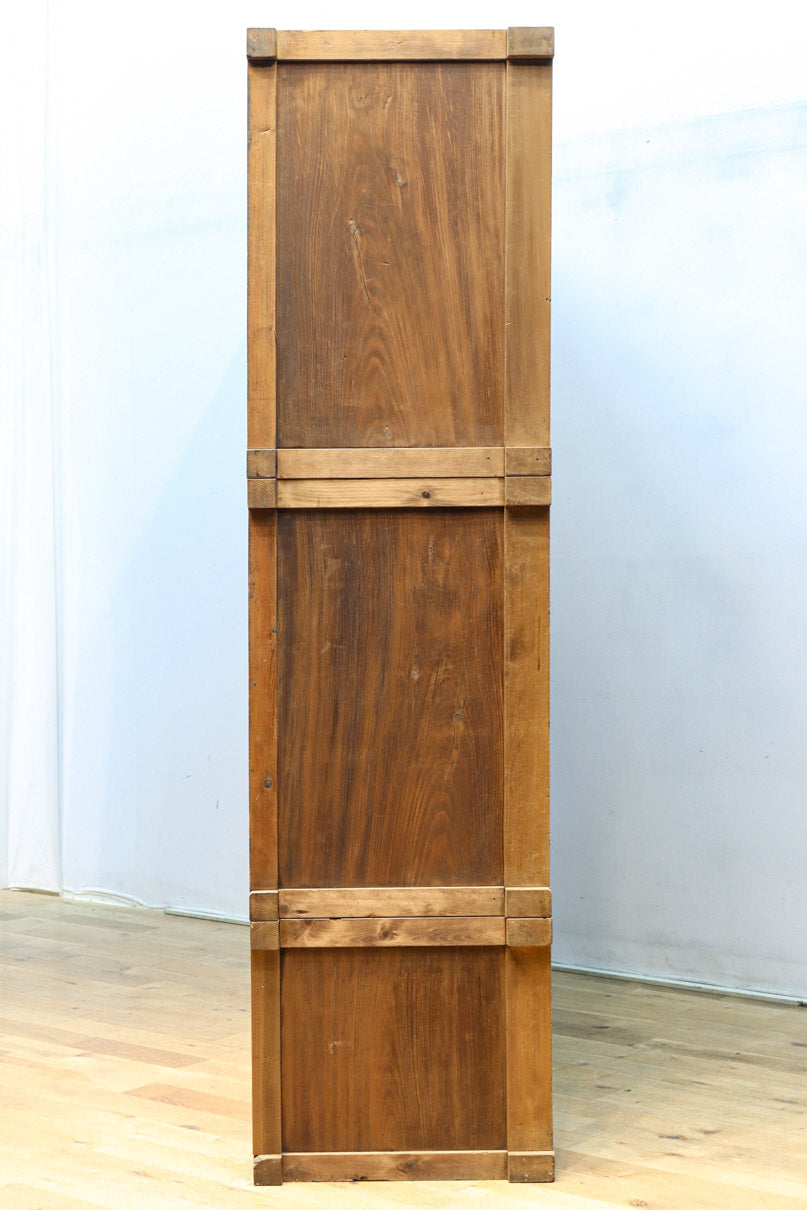 ゆらゆらガラスが引き立つ上品な佇まいをした三段重ねのレトロガラスケース　BB3123