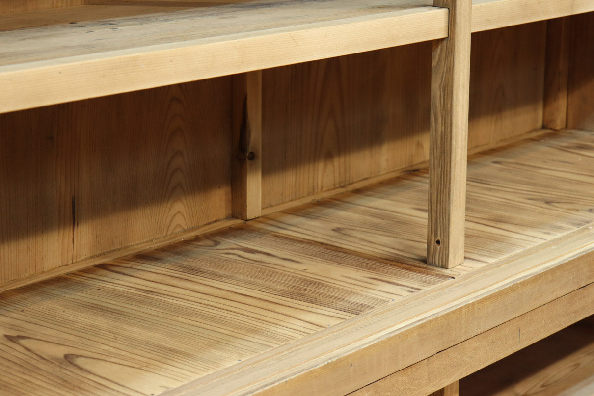 ゆらゆらガラスが引き立つ上品な佇まいをした三段重ねのレトロガラスケース　BB3123