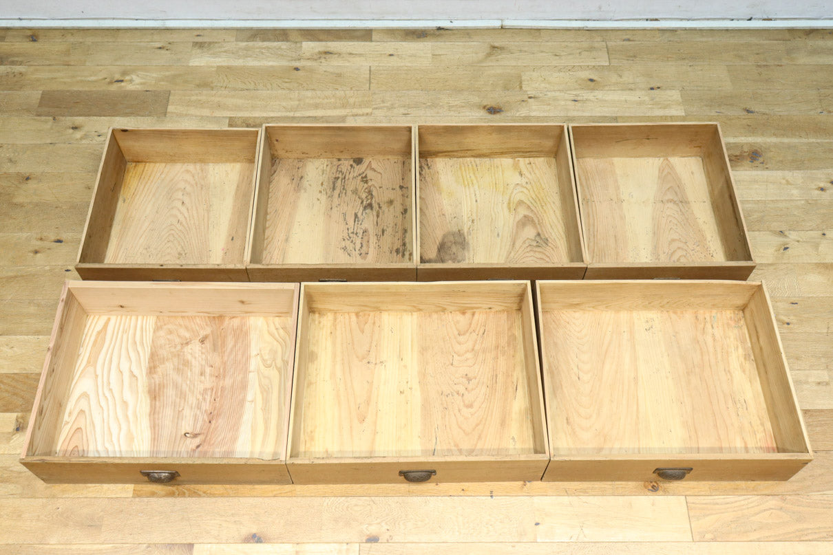 ゆらゆらガラスが引き立つ上品な佇まいをした三段重ねのレトロガラスケース　BB3123