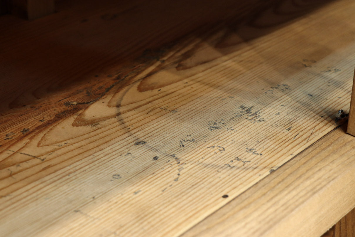 ゆらゆらガラスが引き立つ上品な佇まいをした三段重ねのレトロガラスケース　BB3123