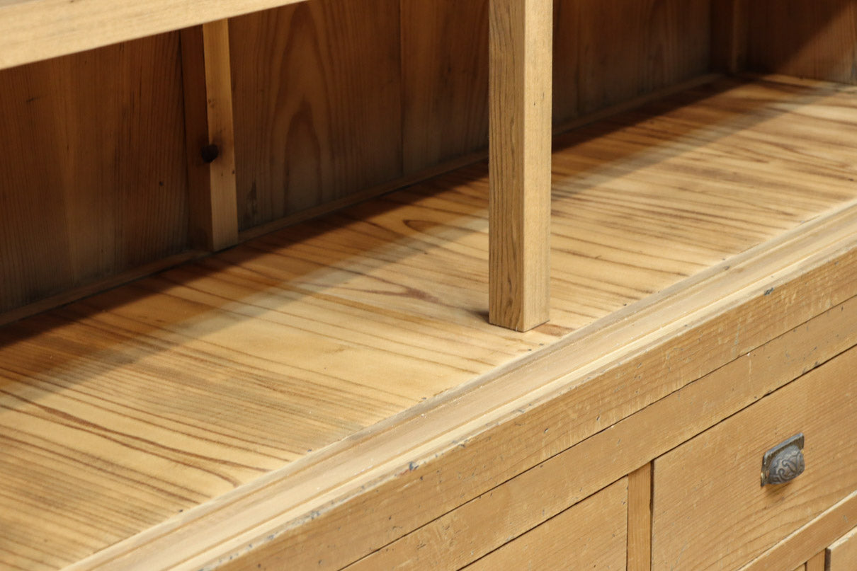 ゆらゆらガラスが引き立つ上品な佇まいをした三段重ねのレトロガラスケース　BB3123