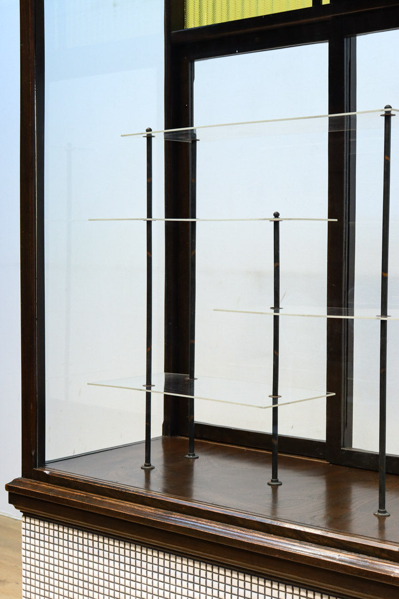 タイル細工を施したレトロ感溢れる稀少アンバー色ガラス4面ショーケース　BB3124