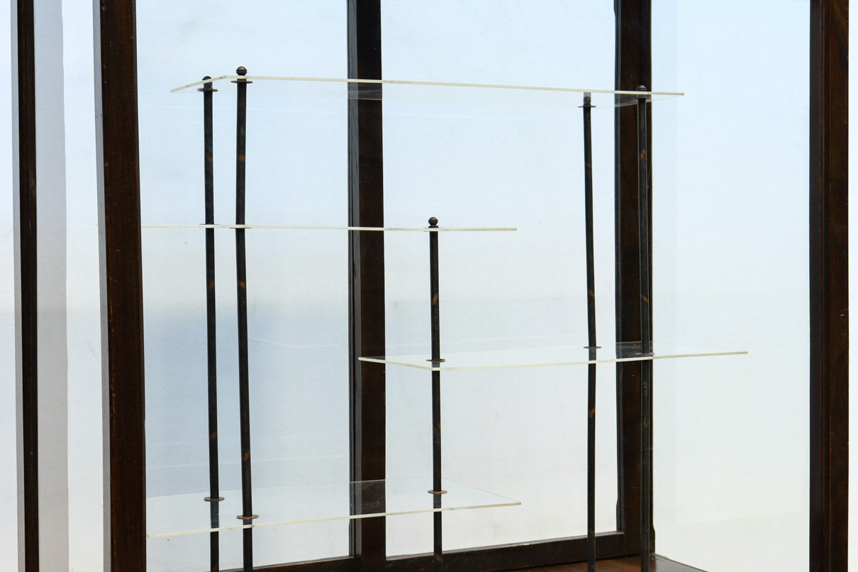 タイル細工を施したレトロ感溢れる稀少アンバー色ガラス4面ショーケース　BB3124