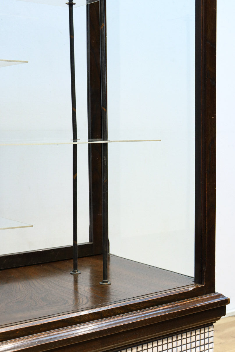 タイル細工を施したレトロ感溢れる稀少アンバー色ガラス4面ショーケース　BB3124