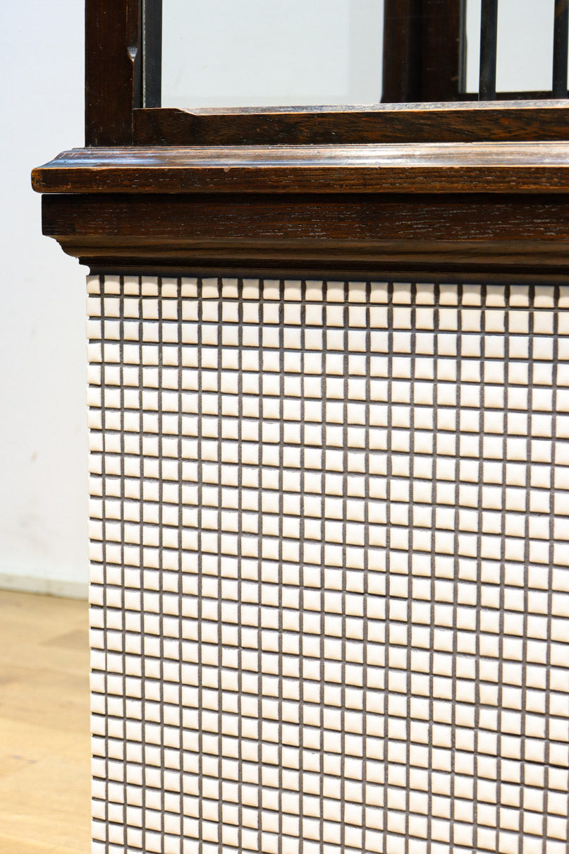 タイル細工を施したレトロ感溢れる稀少アンバー色ガラス4面ショーケース　BB3124