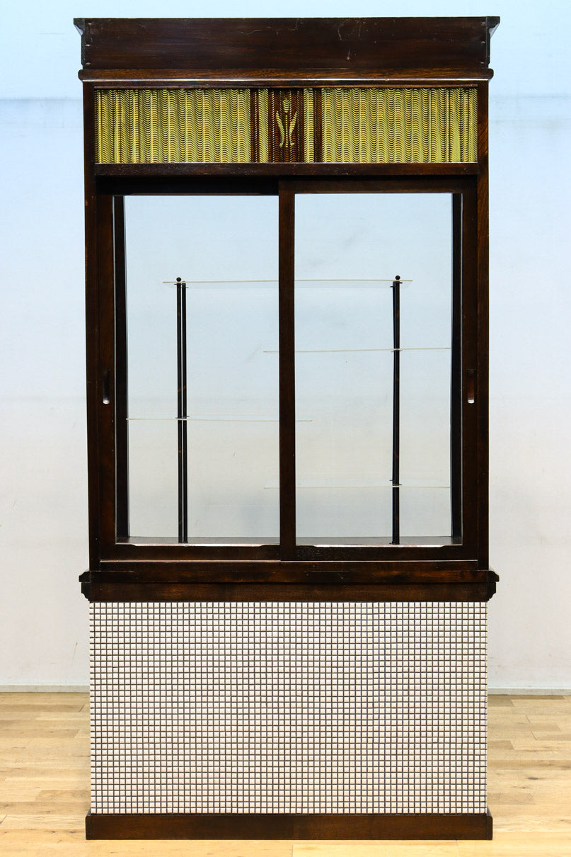 タイル細工を施したレトロ感溢れる稀少アンバー色ガラス4面ショーケース　BB3124