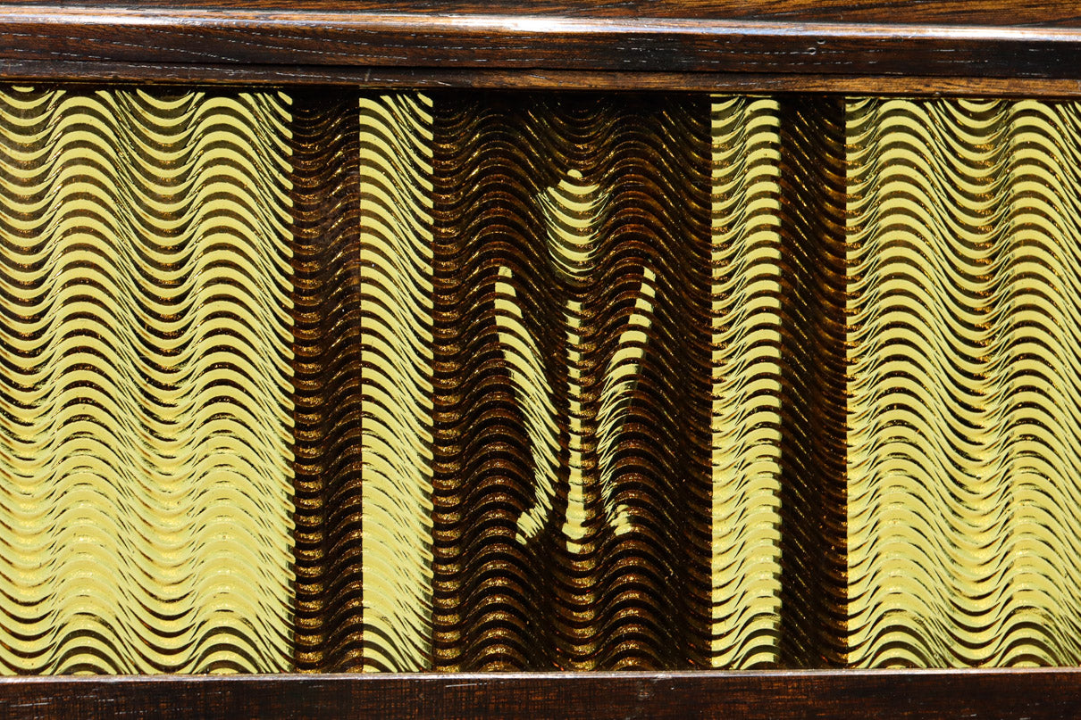 タイル細工を施したレトロ感溢れる稀少アンバー色ガラス4面ショーケース　BB3124