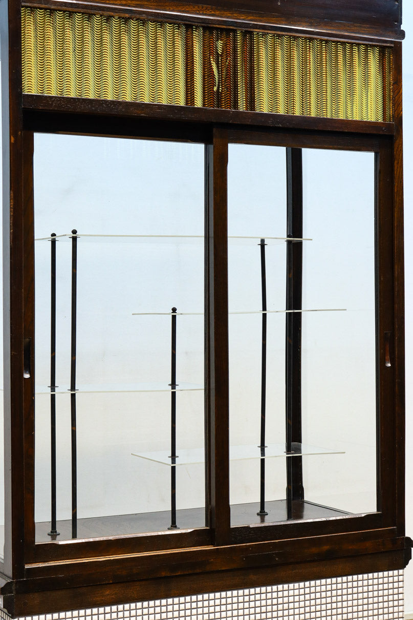 タイル細工を施したレトロ感溢れる稀少アンバー色ガラス4面ショーケース　BB3124