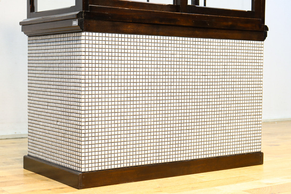 タイル細工を施したレトロ感溢れる稀少アンバー色ガラス4面ショーケース　BB3124