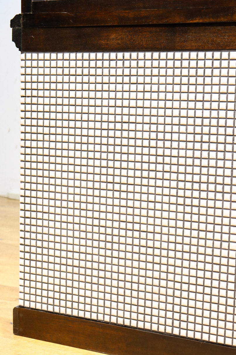 タイル細工を施したレトロ感溢れる稀少アンバー色ガラス4面ショーケース　BB3124