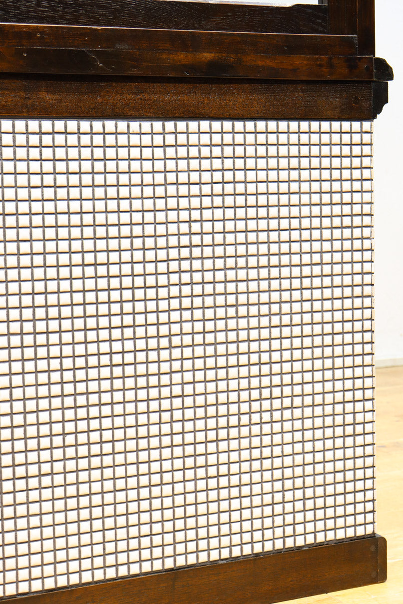 タイル細工を施したレトロ感溢れる稀少アンバー色ガラス4面ショーケース　BB3124