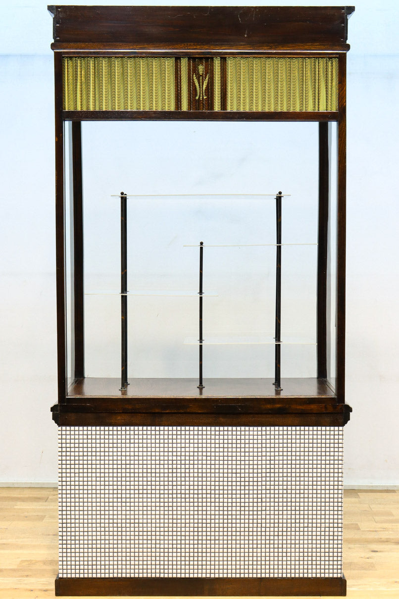 タイル細工を施したレトロ感溢れる稀少アンバー色ガラス4面ショーケース　BB3124