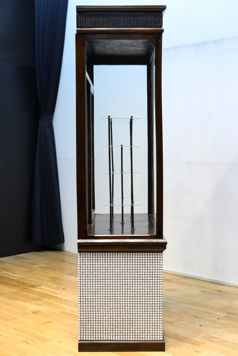 タイル細工を施したレトロ感溢れる稀少アンバー色ガラス4面ショーケース　BB3124