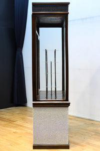 タイル細工を施したレトロ感溢れる稀少アンバー色ガラス4面ショーケース　BB3124