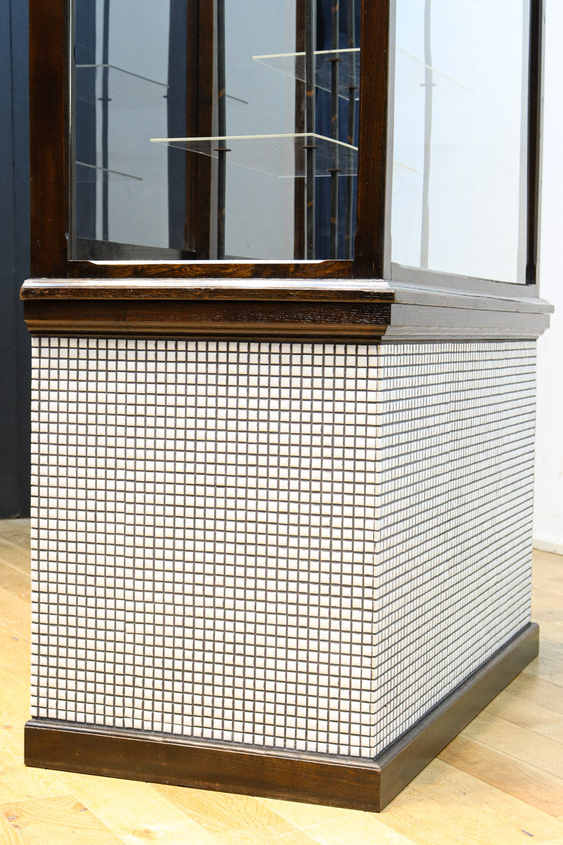 タイル細工を施したレトロ感溢れる稀少アンバー色ガラス4面ショーケース　BB3124