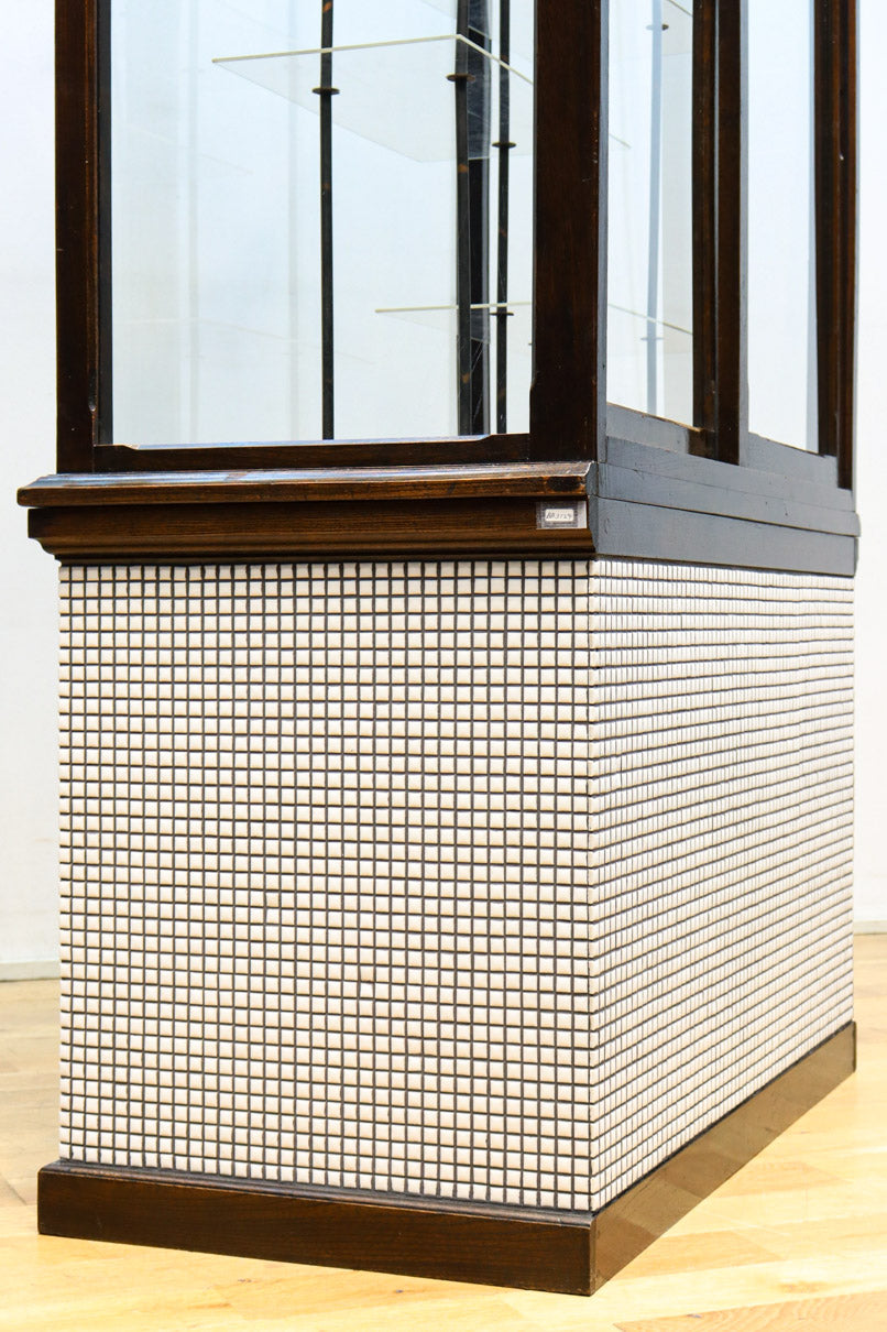 タイル細工を施したレトロ感溢れる稀少アンバー色ガラス4面ショーケース　BB3124